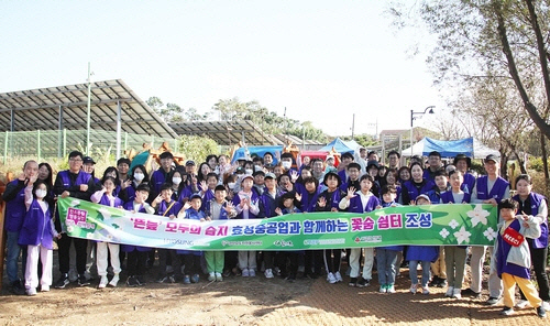 효성중공업 창원공장 임직원과 가족들이 지난 21일 경상남도 함안군 뜬눞에서 습지 보전활동을 진행한뒤 기념촬영을 하고 있다. 효성중공업 제공